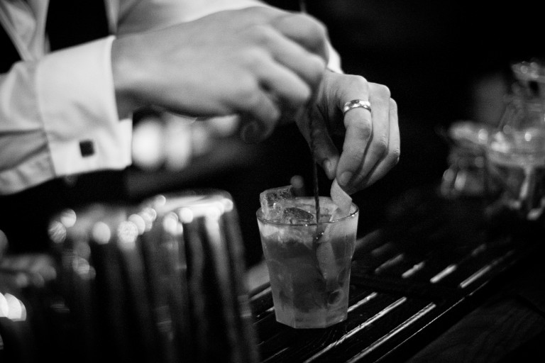 Angels' Share Cocktailbar – Mixing